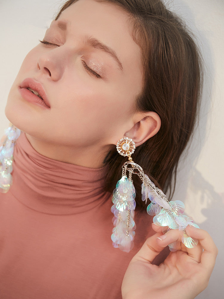 Shell-like tassel earrings